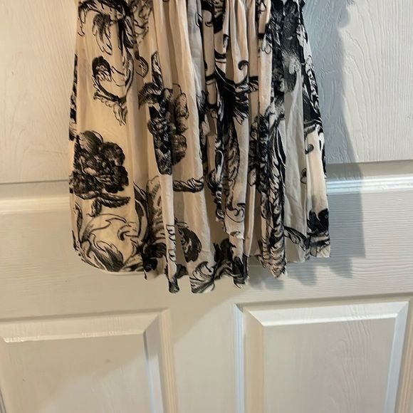 Express Black and Cream Floral Blouse - Picture 3 of 8